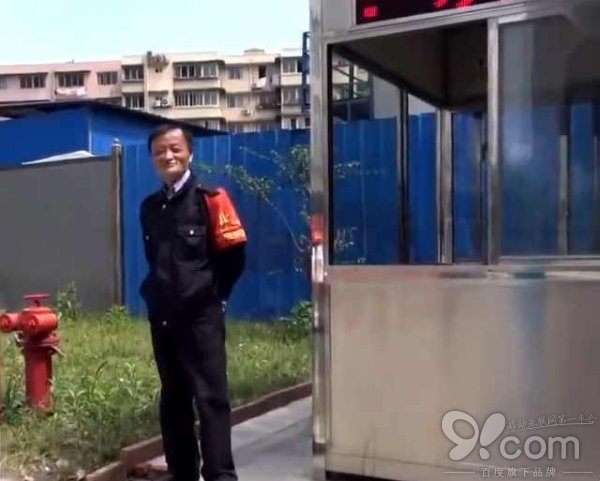 馬云當(dāng)執(zhí)勤保安了？又一個“馬云”誕生，看呆了路人！